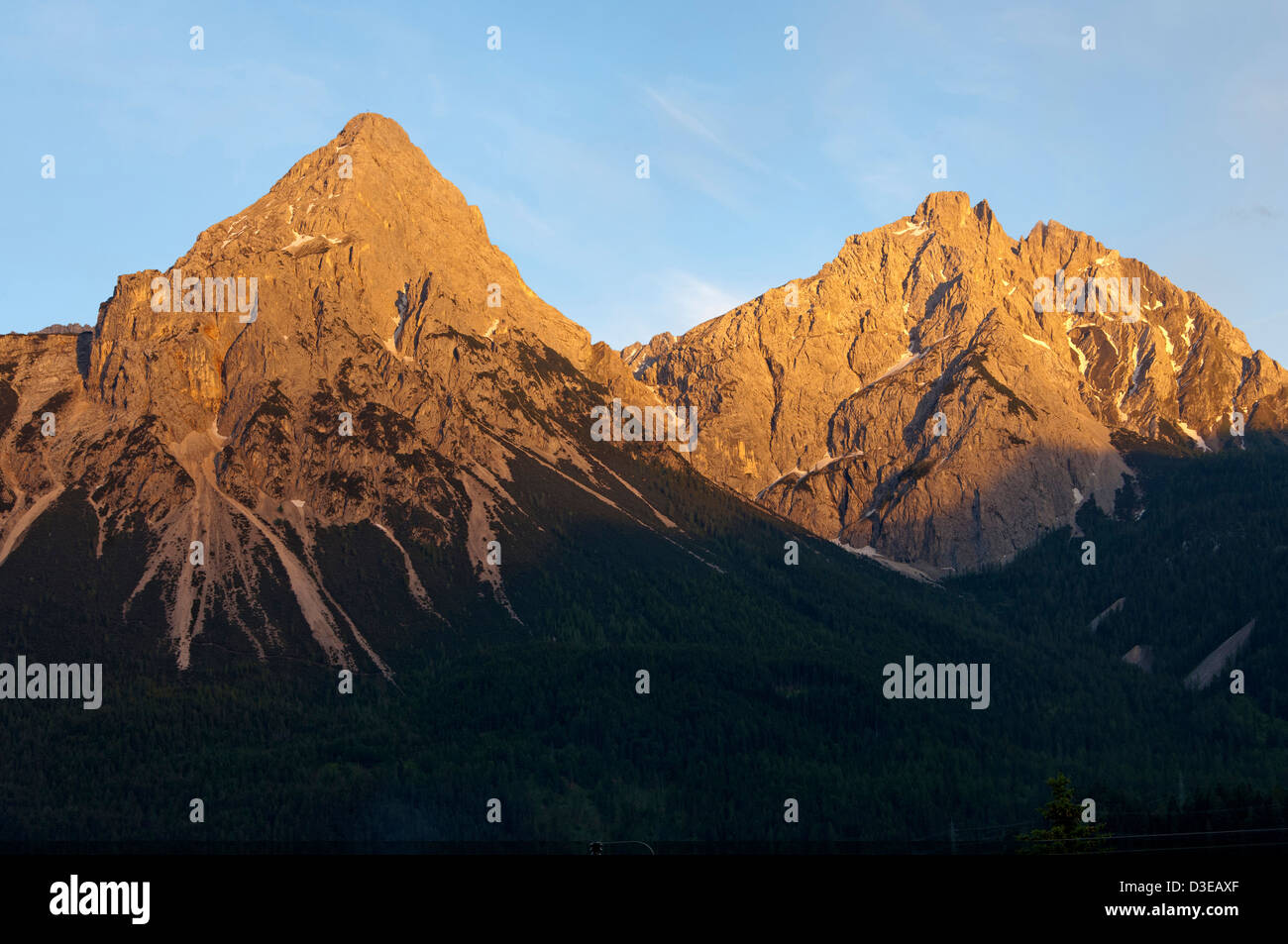 Picchi Sonnenspitze Ehrwalder Gruenstein e nella luce della sera, Ehrwald, Mieminger Kette,Tirolo, Austria Foto Stock