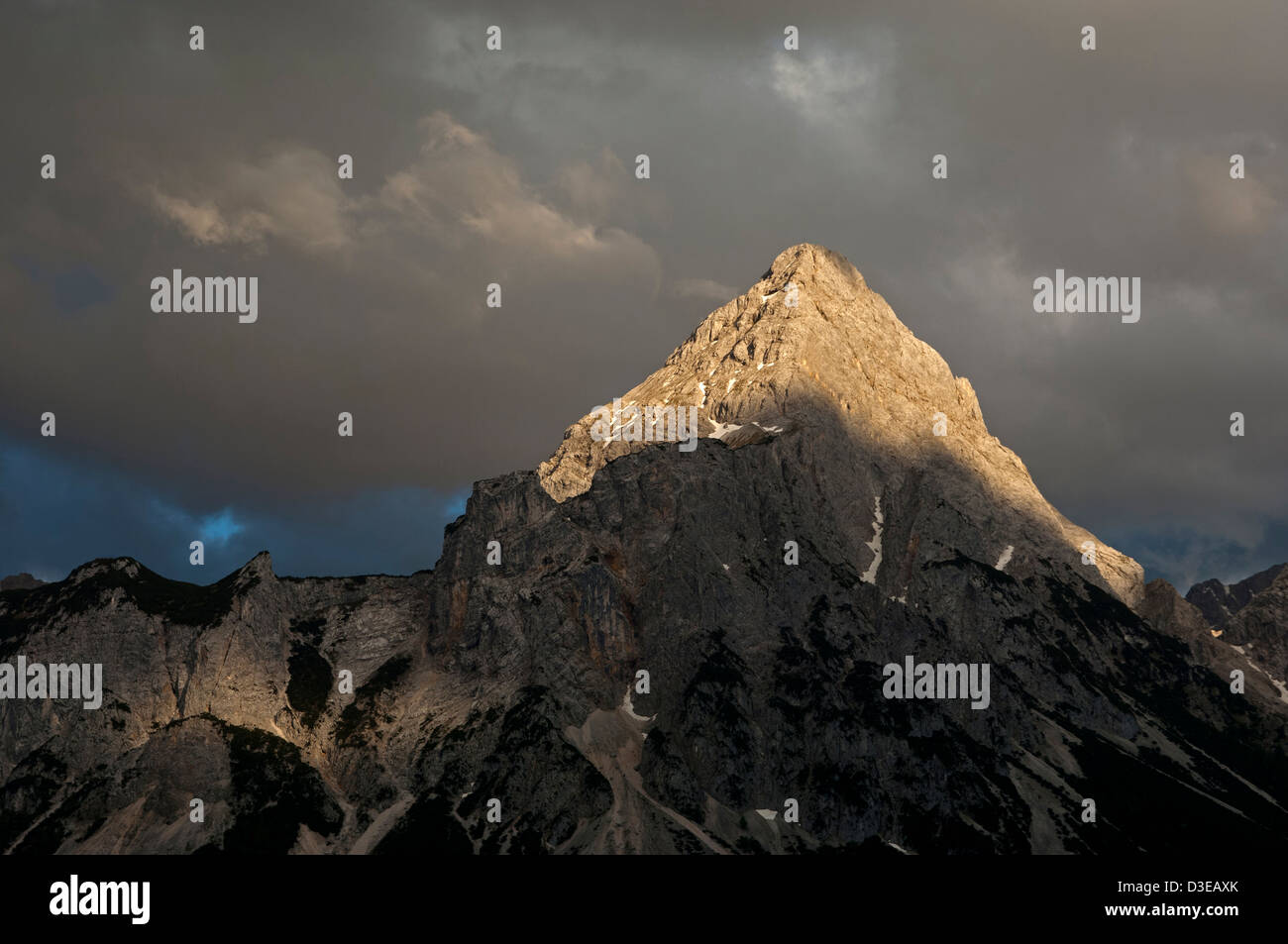 Picco Sonnenspitze Ehrwalder nella luce inquietante di un avvicinamento temporale, Ehrwald, Tirolo, Austria Foto Stock