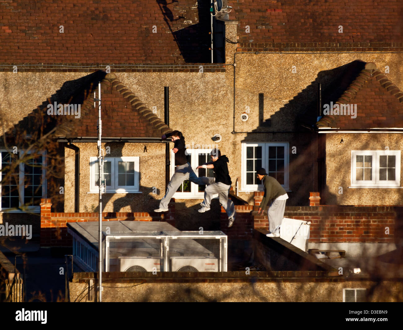 Giovani godendo di Parkour tra i tetti di urbano di Wallington, nel sud di Londra. Foto Stock