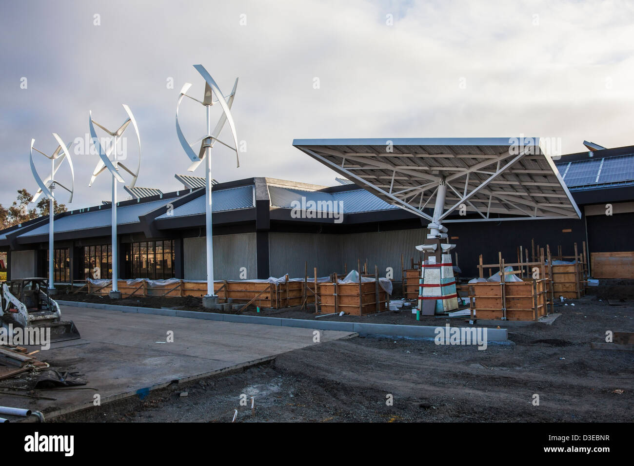 Le turbine eoliche ad asse verticale e un tracking solare albero a Zero Net Energy Center in costruzione vicino a San Francisco, CA. Foto Stock