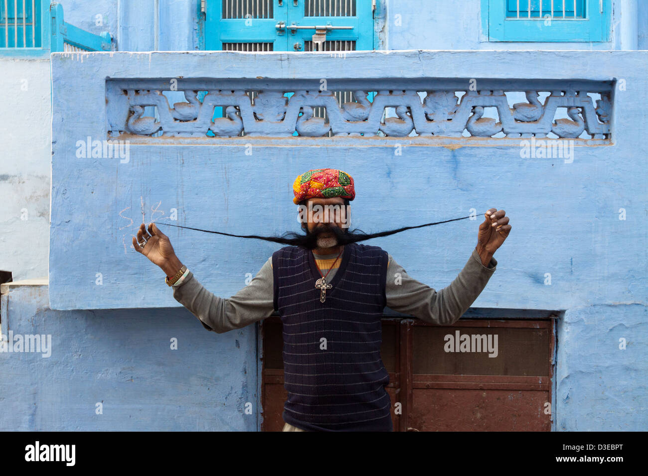 Uomo con baffi grandi lunghi in Rajasthan in India Foto Stock