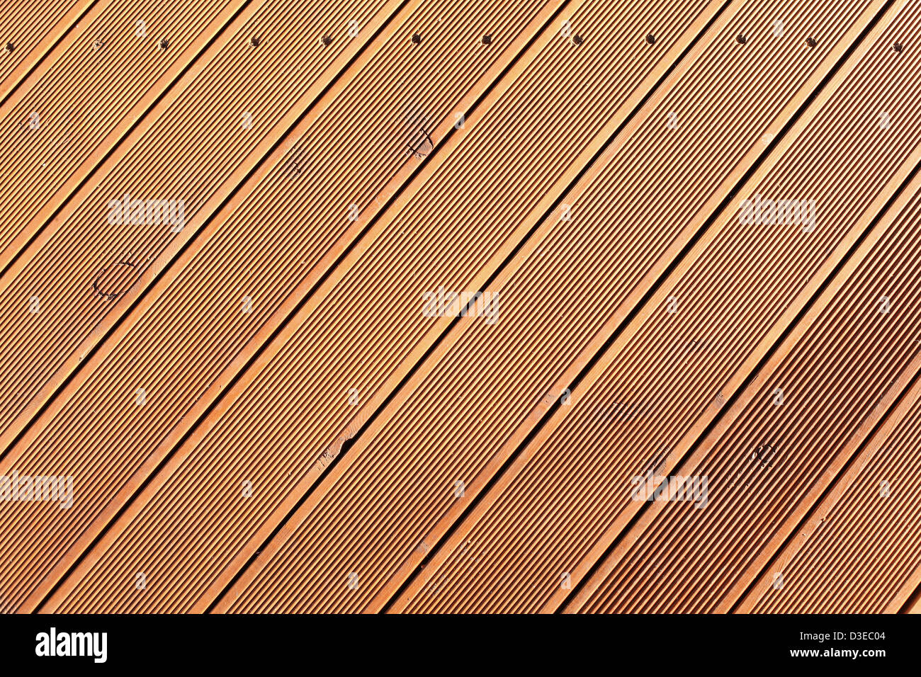 Sfondo di legno con diagonale di schede madri. Foto Stock