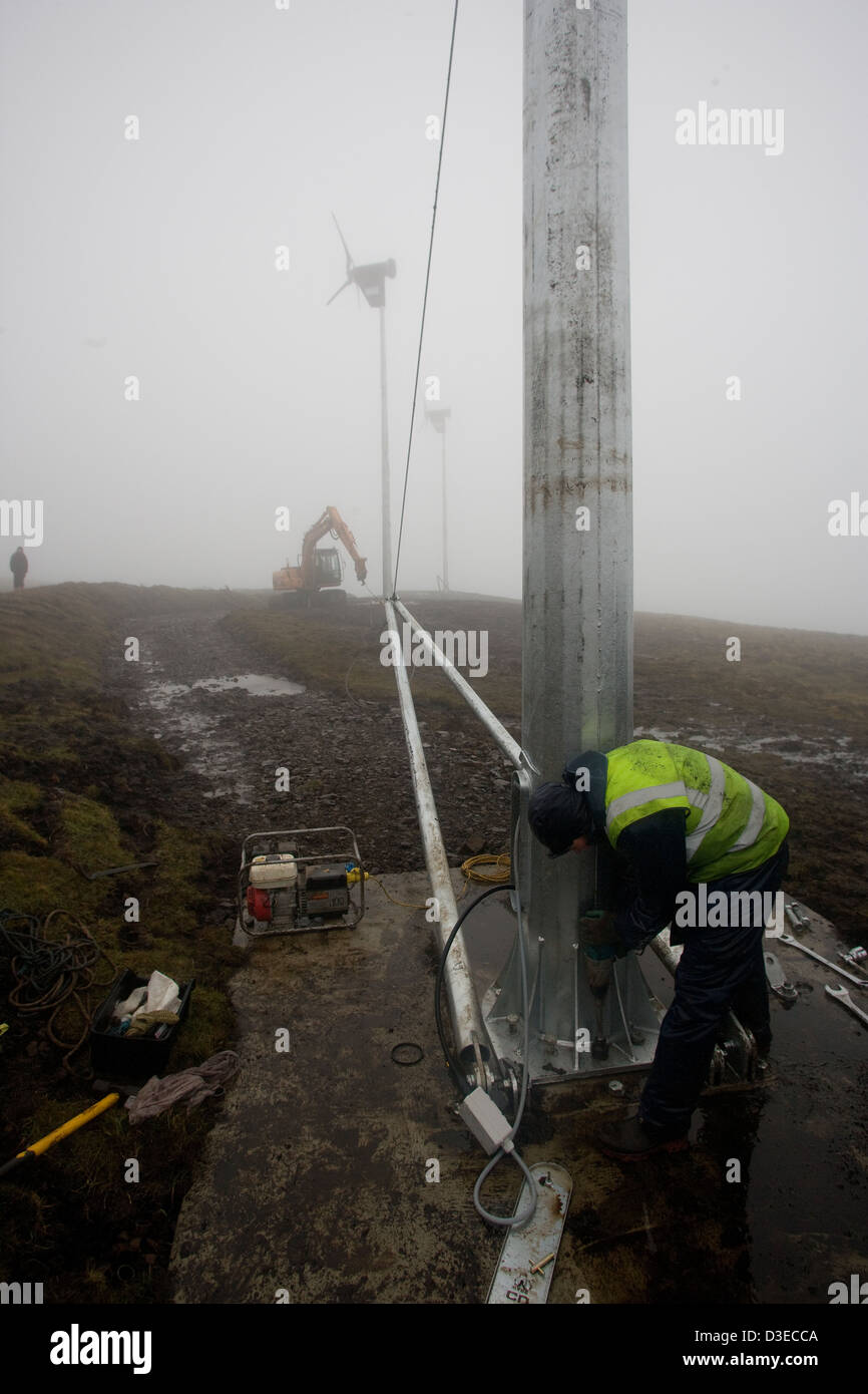 Isola di Eigg, Scozia - 1 Novembre 2007: il terzo completato energia dimostrata turbina eolica è in posizione ed è imbullonato. Foto Stock