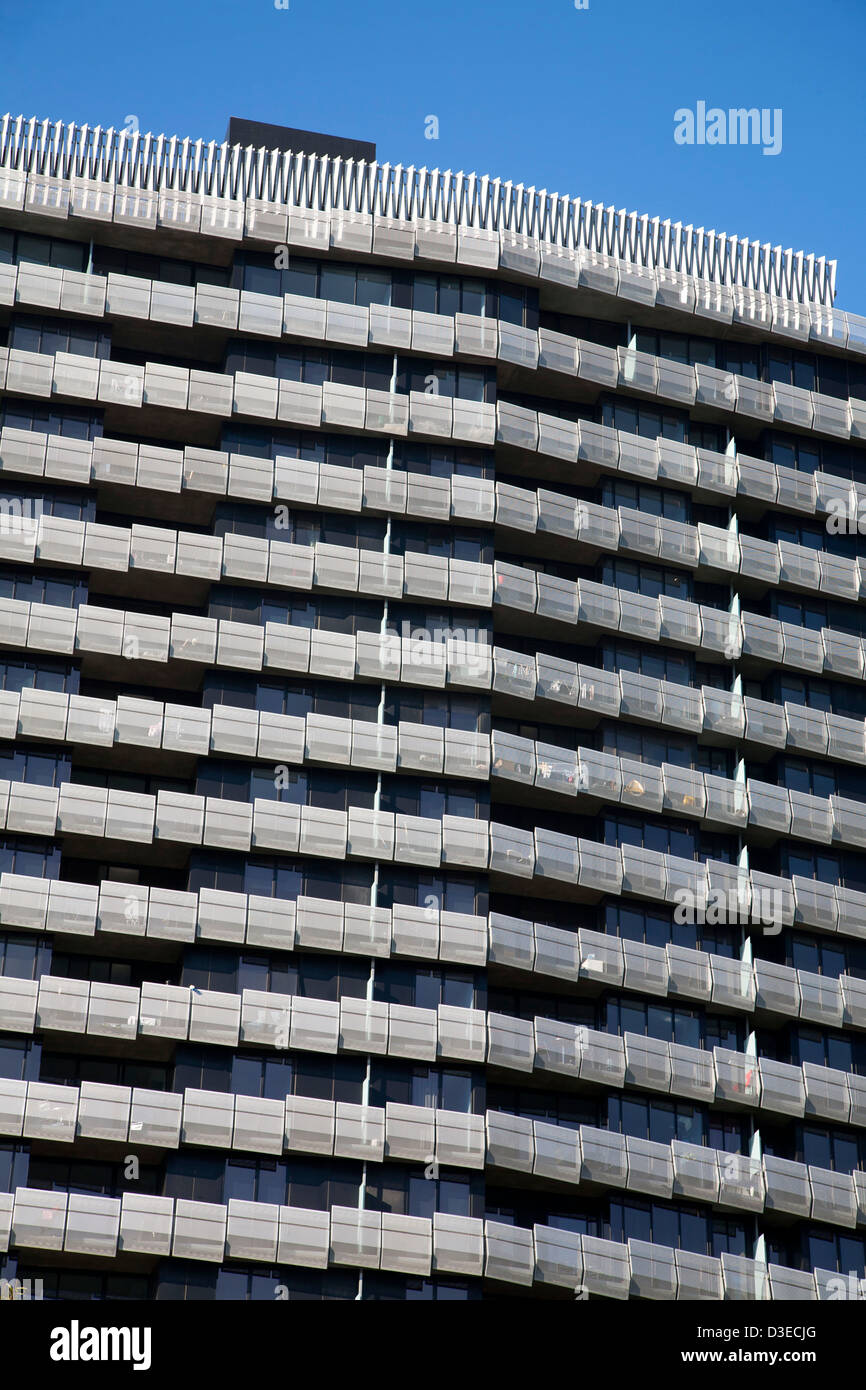 Dettaglio del Louvres insolito balcone su multistoried appartamento edificio Melbourne Victoria Australia Foto Stock
