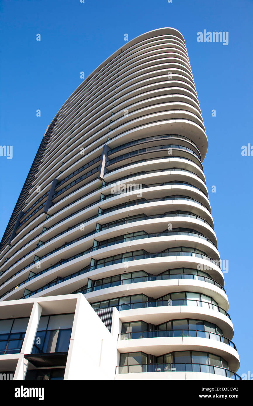 Bold sviluppo architettonico di un luxury waterfront edificio residenziale di appartamenti Melbourne Victoria Australia Foto Stock