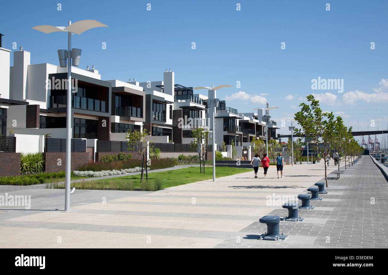 I viali a NewQuay sviluppo, edificio a tre piani townhouse residences, con parco e waterfront facciate Yarra bordo di Melbourne Foto Stock