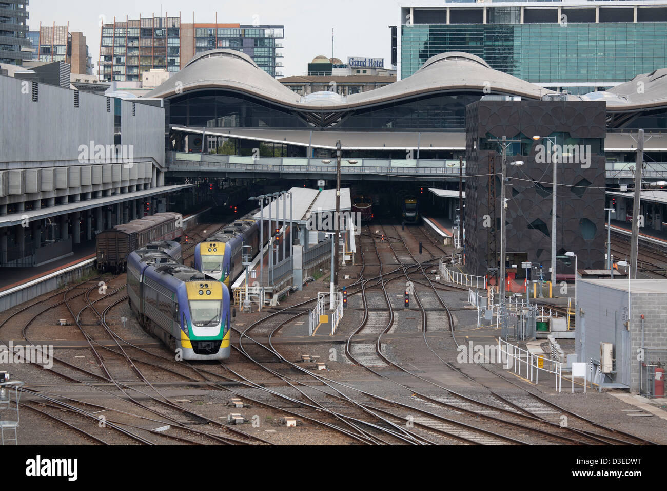 Rail Diesel motor treno in partenza dalla Croce del Sud della Stazione Ferroviaria di Melbourne Victoria Australia Foto Stock