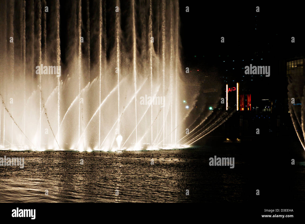 Acqua e display più grande fontana musicale presso il centro commerciale di Dubai negli Emirati arabi uniti Foto Stock