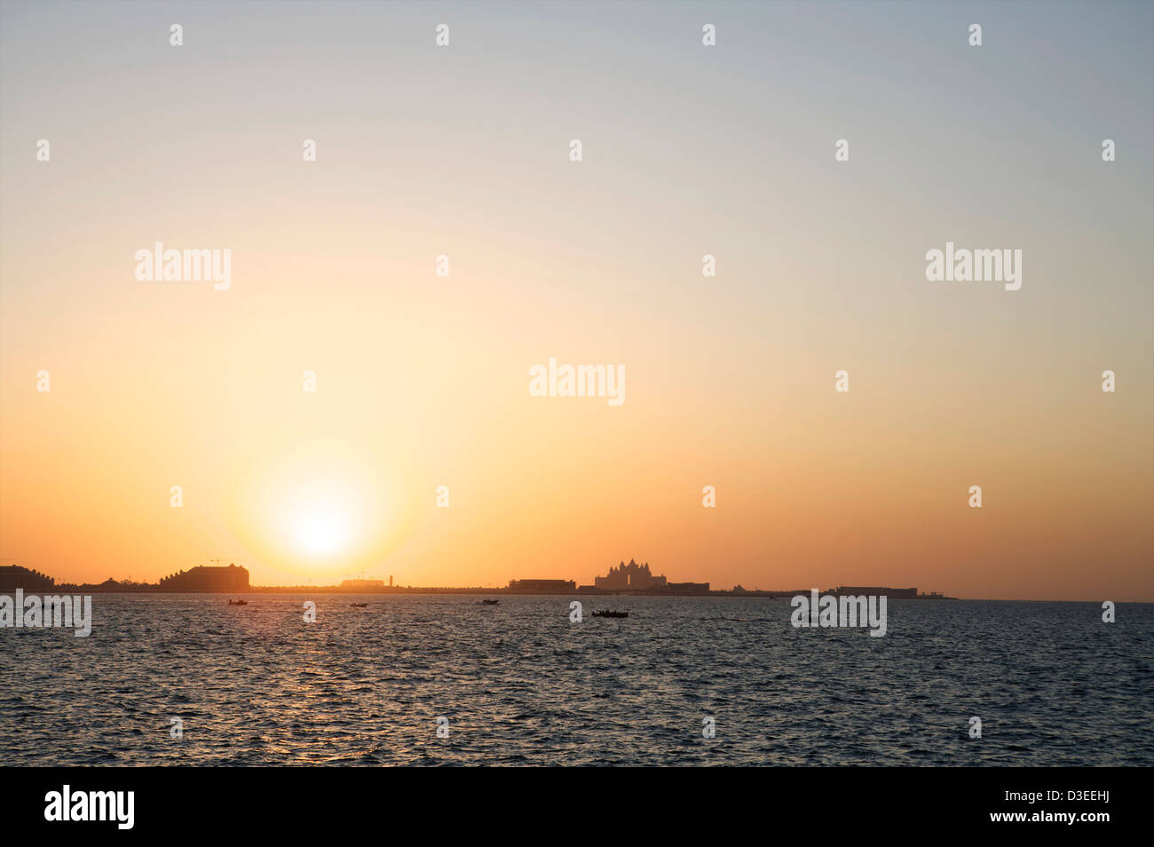 Il Dubai skyline occidentale dominata dal Palm Atlantis Hotel al tramonto Foto Stock