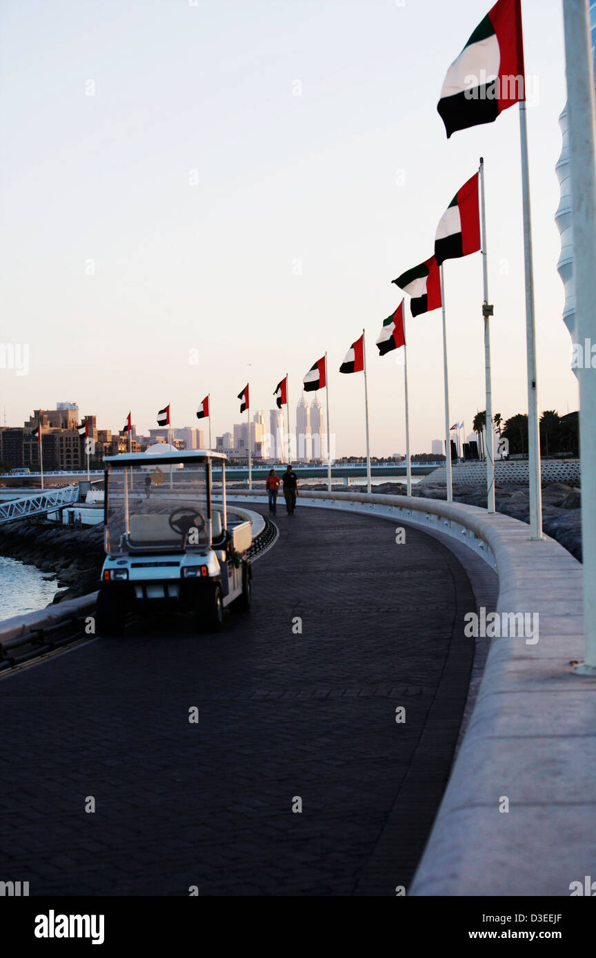 Il molo passerella con bandiere da Jumeirah Beach Hotel di Marina ristorante di pesce e frutti di mare. Andare a piedi o prendere un golf buggy Foto Stock