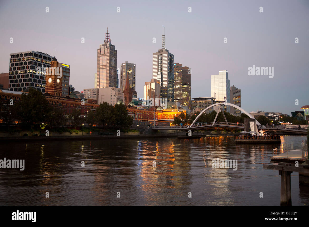 Tramonto sul Fiume Yarra con il CBD di Melbourne e in background Victoria Australia Foto Stock