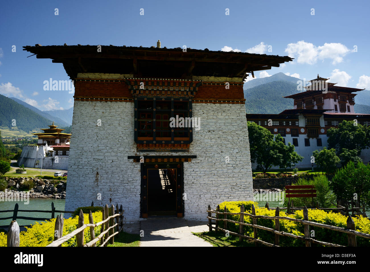 Punakha Dzong.entrata via ponte, una splendida fortezza e una splendida posizione della ex capitale in Bhutan,36MPX,Hi-res Foto Stock