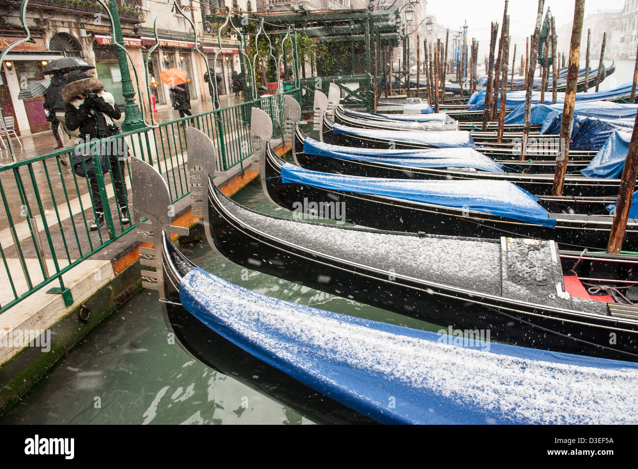 Coperta di neve gondole attraccate al Grand Canal durante la nevicata a Venezia, Italia. Foto Stock