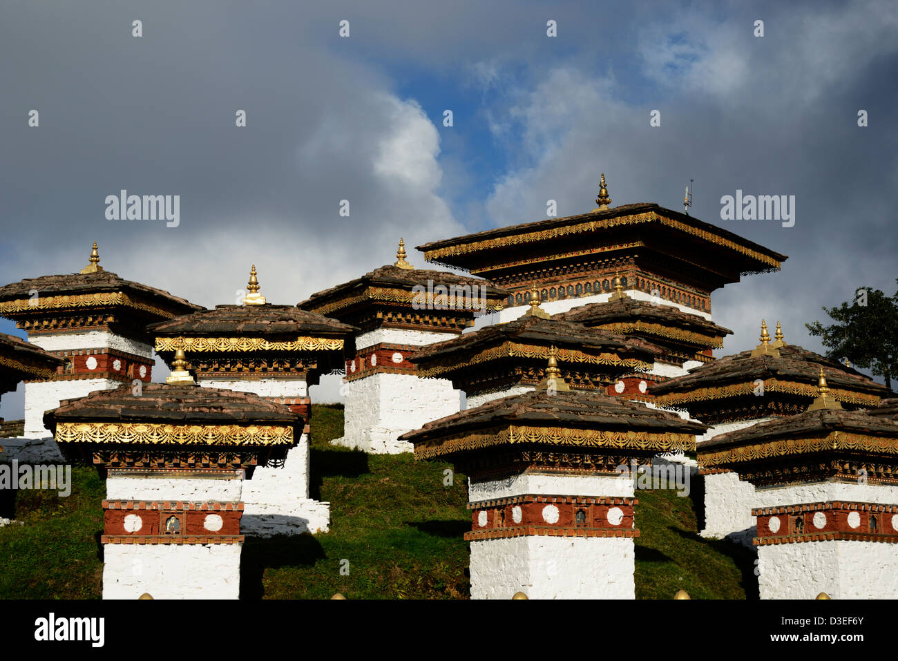 Dochu La pass, con 108 Stupas o chortens,3140m,stupefacente memoriale/monumento,posizione fantastica,Bhutan,36MPX,Hi-res Foto Stock