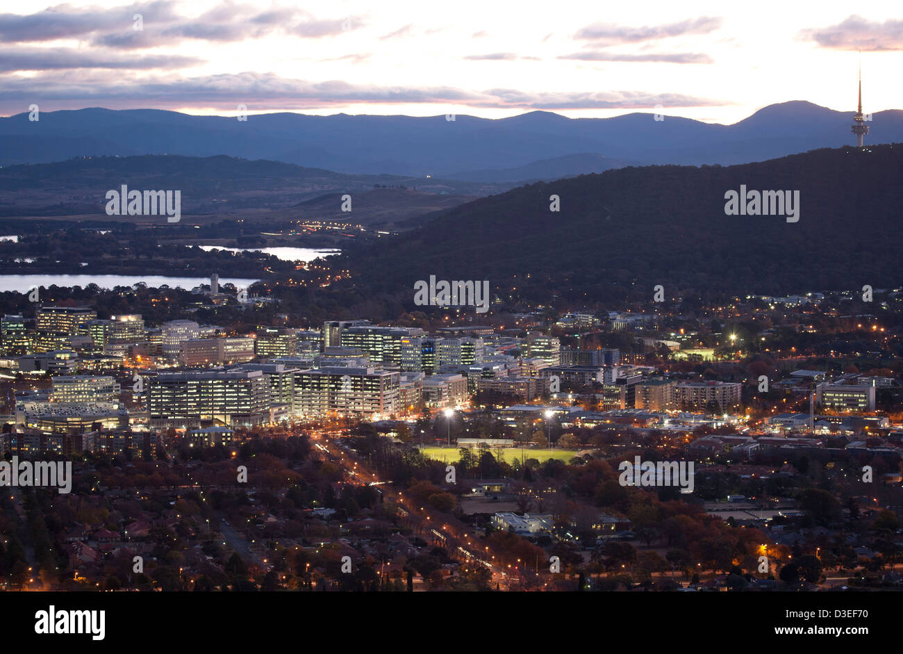 Twilight vista sul CBD di Canberra con le luci della città e Montagna Nera torre di comunicazione a Canberra in Australia Foto Stock