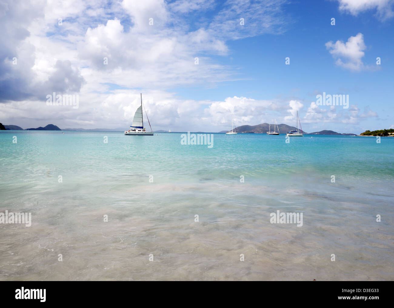 TORTOLA CARRIBEAN ISLAND SEGNO ISOLE VERGINI BRITANNICHE turismo tropicale colore colorato colorato BIANCO ROSSO NAVE DA CROCIERA PO Foto Stock