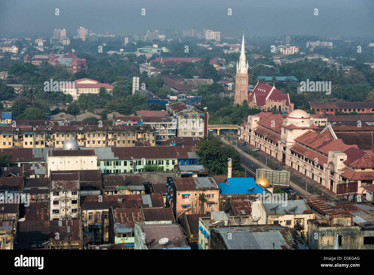Skyline del centro citta' di Yangon con vecchi e nuovi edifici Rangoon MYANMAR Birmania Foto Stock