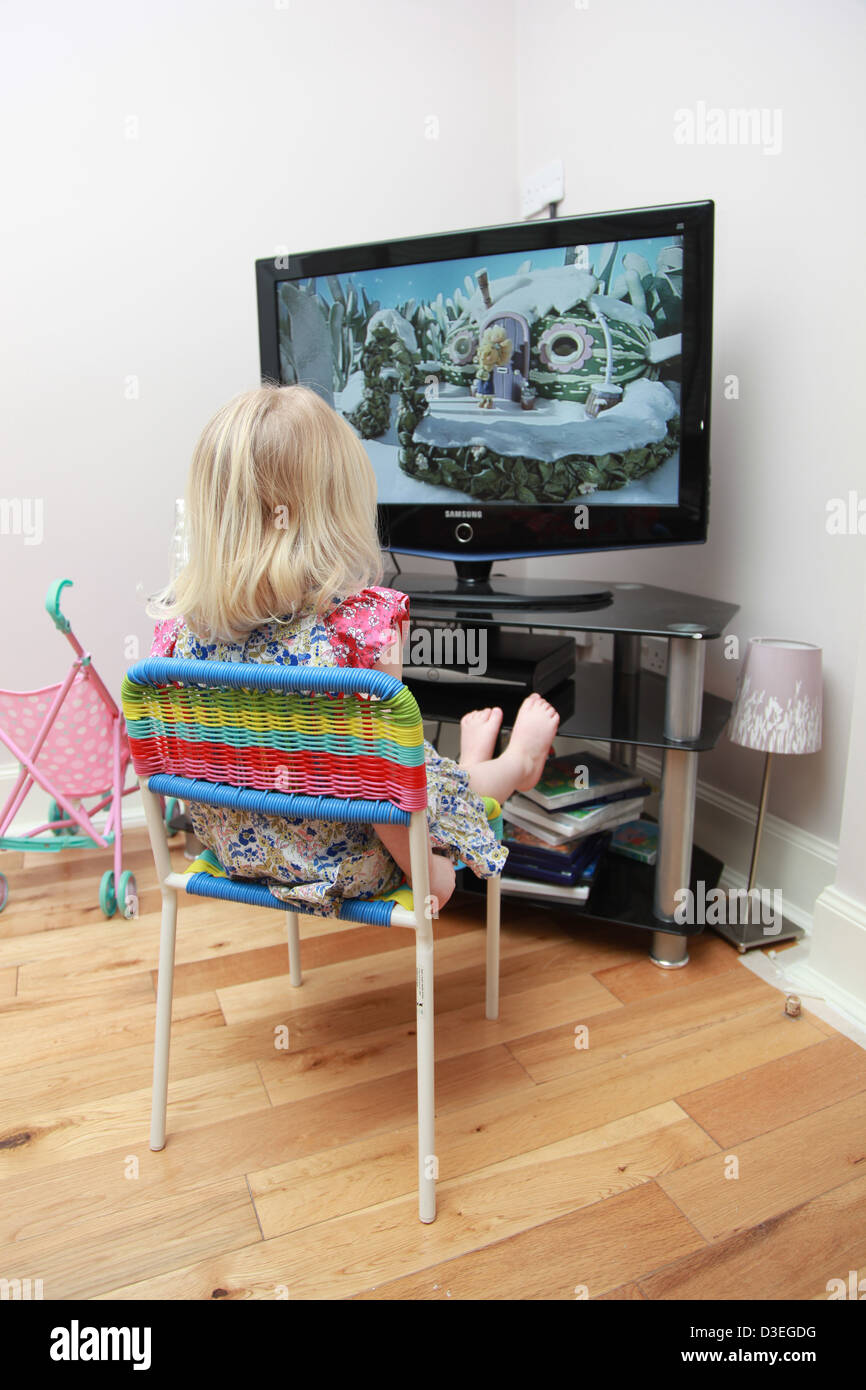 Bimbo di guardare la televisione Foto Stock