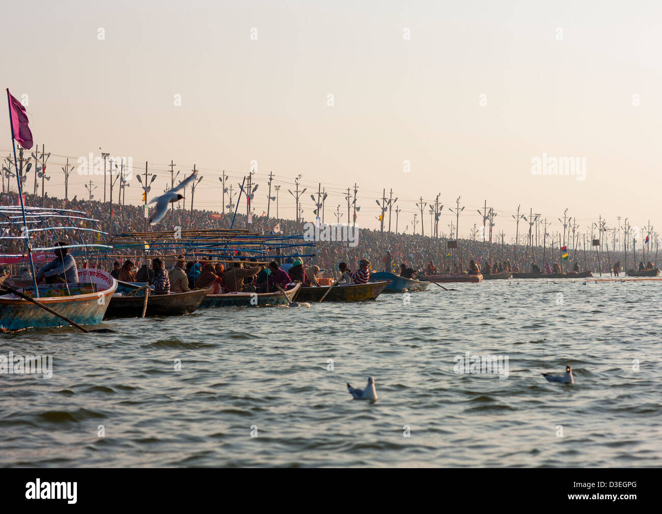 Pellegrini la balneazione nel Gange, Maha Kumbh Mela, Allahabad, India Foto Stock