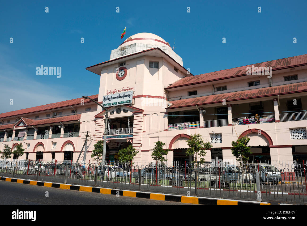 Bogyoke Aung San Market, noto anche come mercato di Scott, Yangon, Myanmar Foto Stock