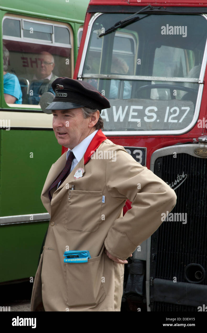 Bus Driver per Wensleydale Vintage Servizio Bus in piedi prima della sua annata Bristol bus, Yorkshire Dales National Park, Inghilterra Foto Stock