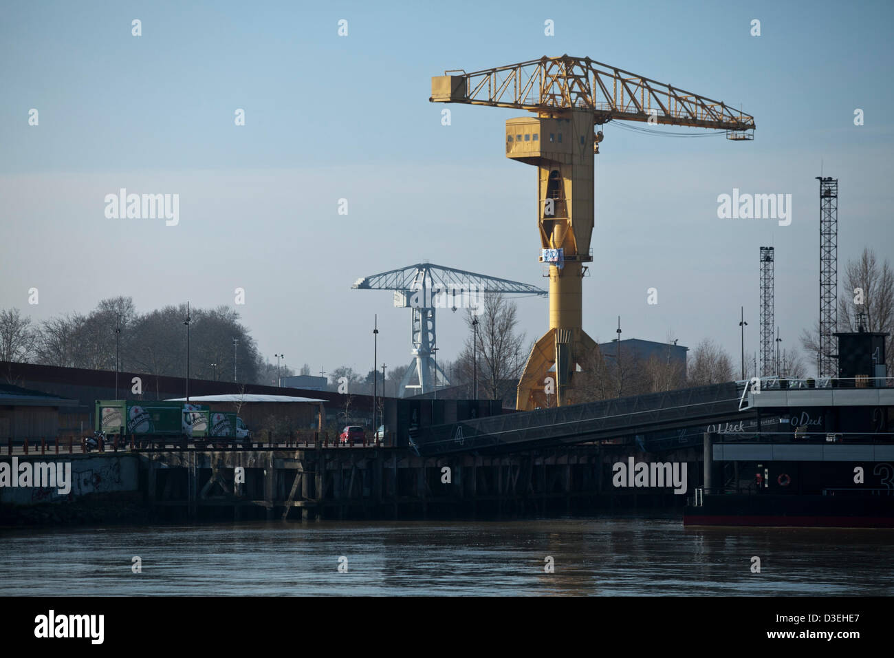 Una vista generale dell'alto 40 metri gru di cantiere in cui Serge a Charnay ha preso posizione in Nantes, Francia, 18 febbraio 2013. A Charnay risalito la gru il 16 febbraio per protestare contro una decisione del tribunale negando lui accesso al suo figlio. Foto Stock