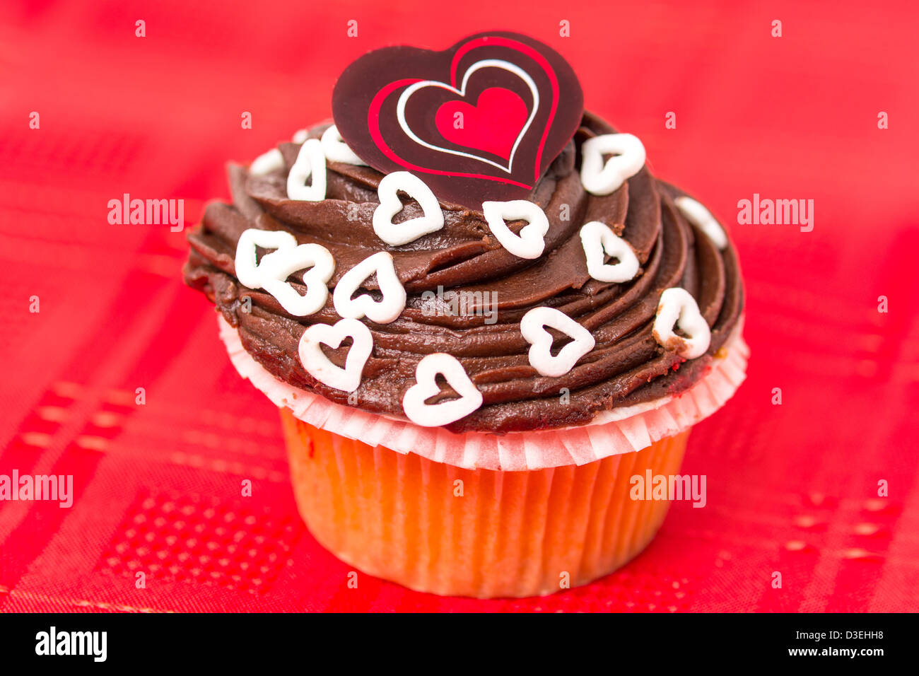Tazza di cioccolato torta decorata con un amore e cuore design a tema - Sfondo rosso Foto Stock
