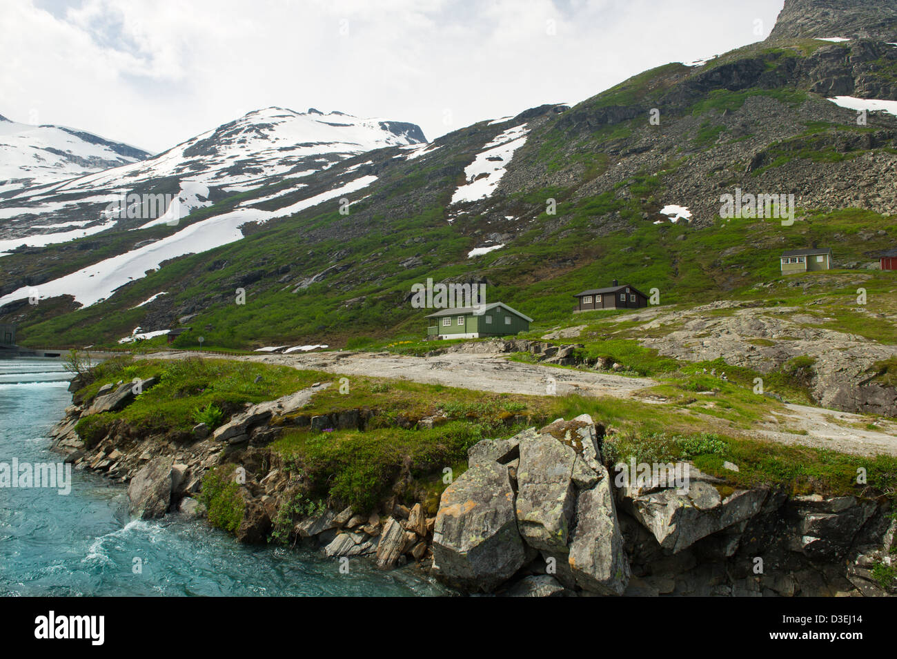 Case di piccole dimensioni e natura paesaggio montagne della Norvegia Foto Stock