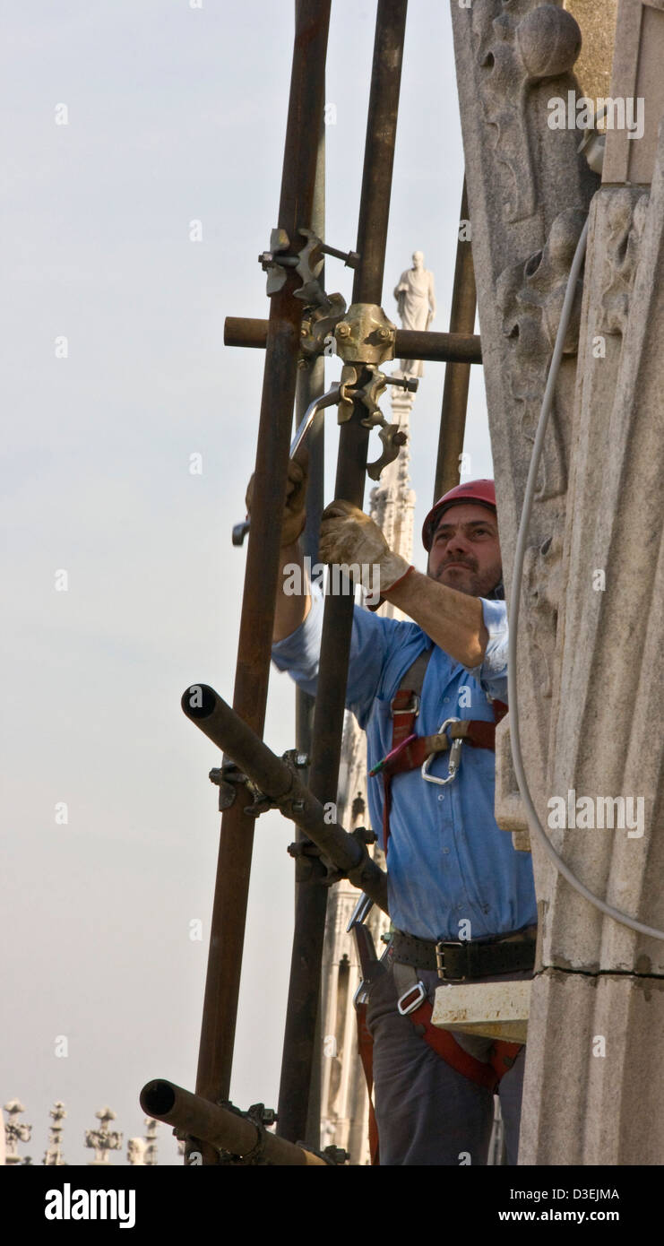 Workman in sicurezza il sistema di cavi sul tetto della cattedrale milano lombardia italia Europa Foto Stock