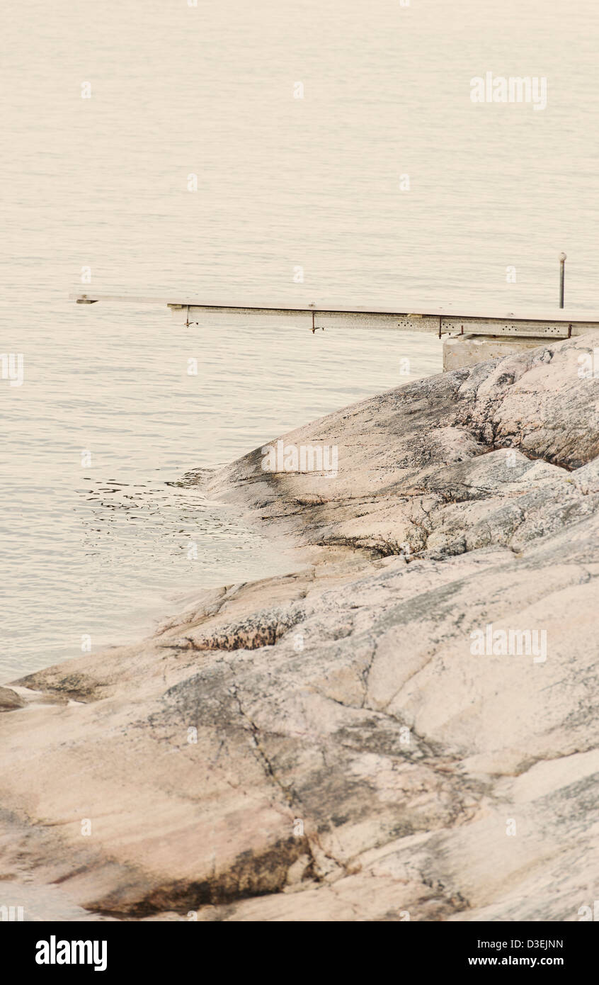 Trampolino di legno sulle rocce dal mare nel arcipelago di Stoccolma, Svezia Foto Stock