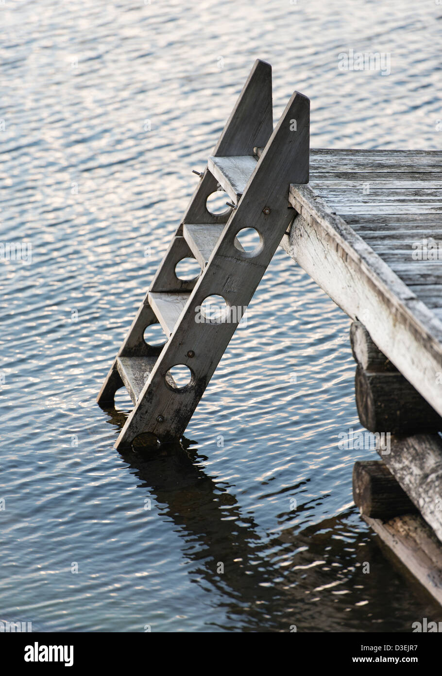 Serata tranquilla scena di mare e pontile in legno con scaletta nell'arcipelago di Stoccolma, Svezia Foto Stock