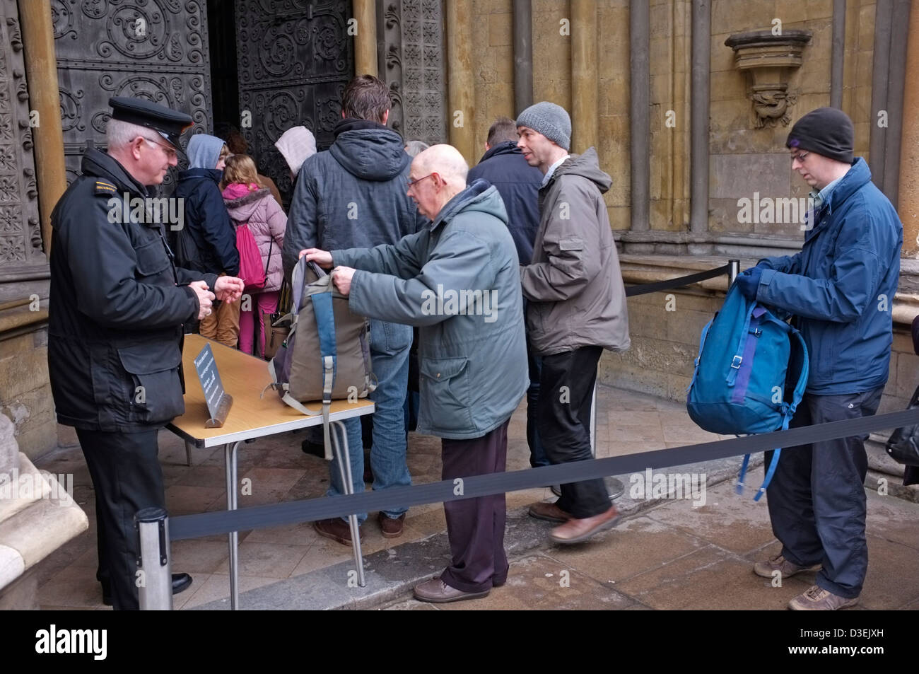 Il controllo di sicurezza sacchi fuori Abbazia di Westminster a Londra Foto Stock