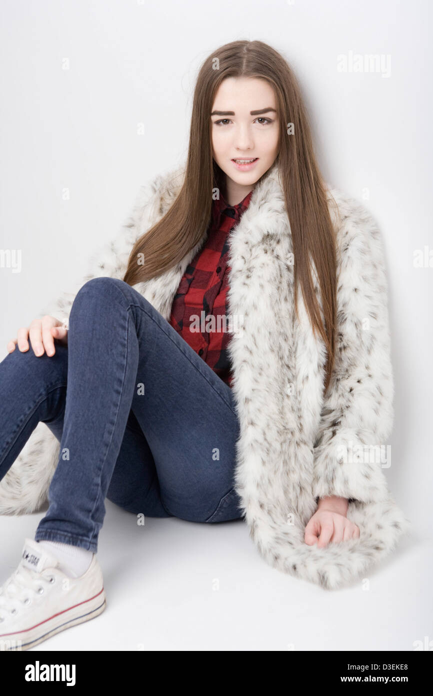 Ritratto di un quindicenne ragazza con lunghi capelli dritti. Foto Stock