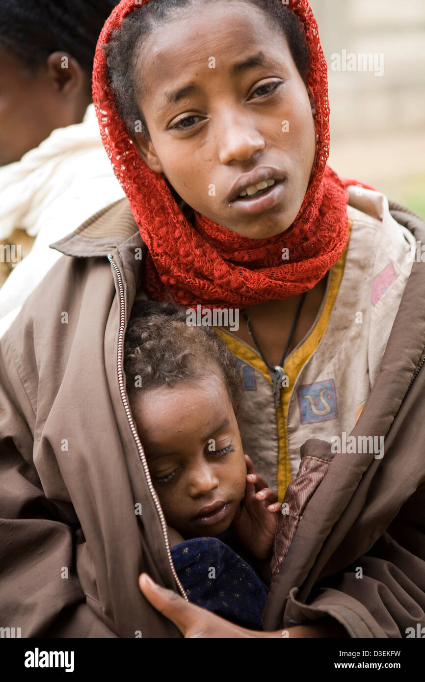 BITENA CENTRO SALUTE, WOLAYITA, Etiopia, 20AGOSTO 2008: Masaret Linta, 17, è venuto per la OTP con il suo bambino di 4 anni sorella Foto Stock