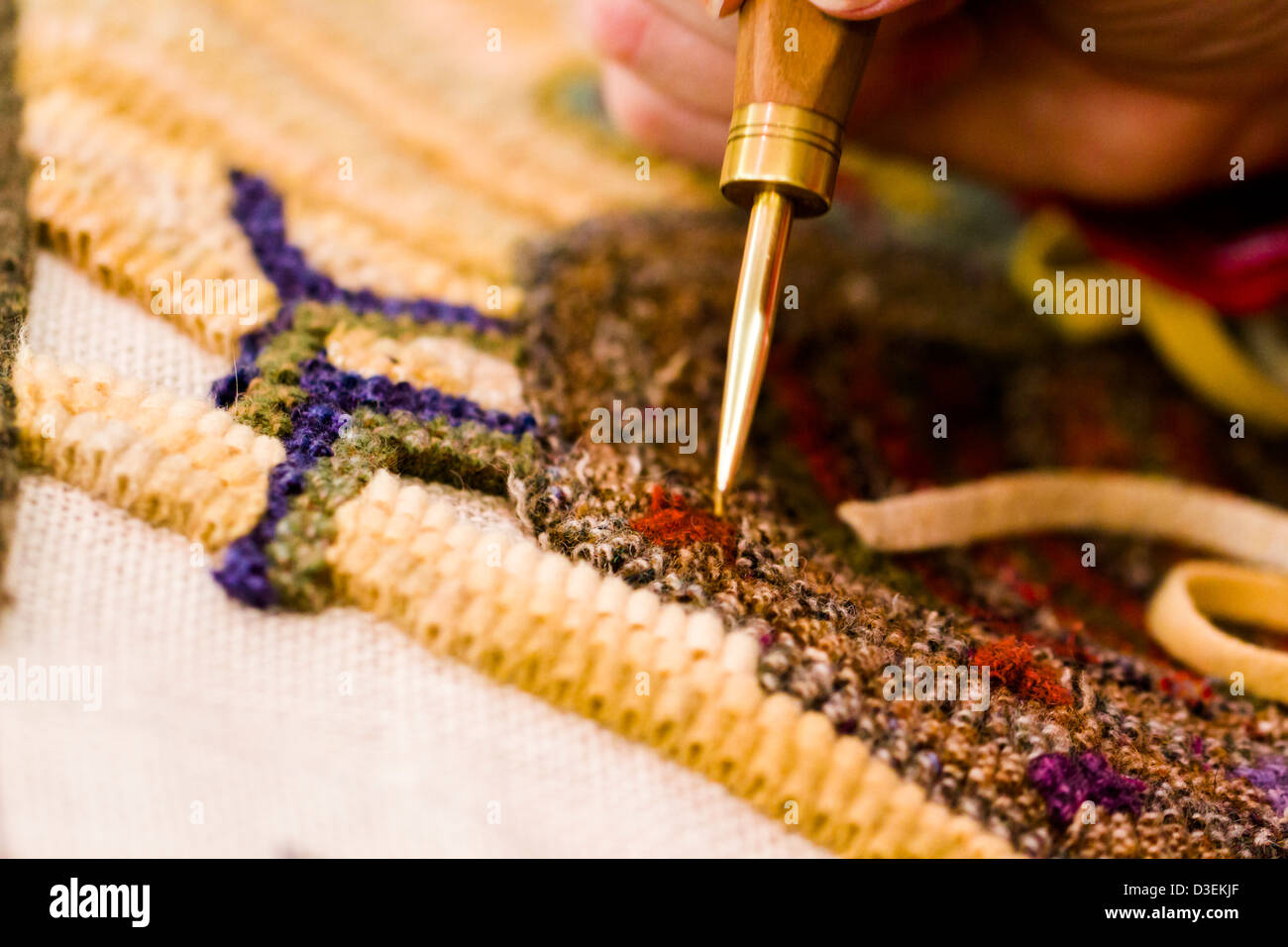 Mani lavorano un gancio in abbraccio craft di aggancio. Foto Stock