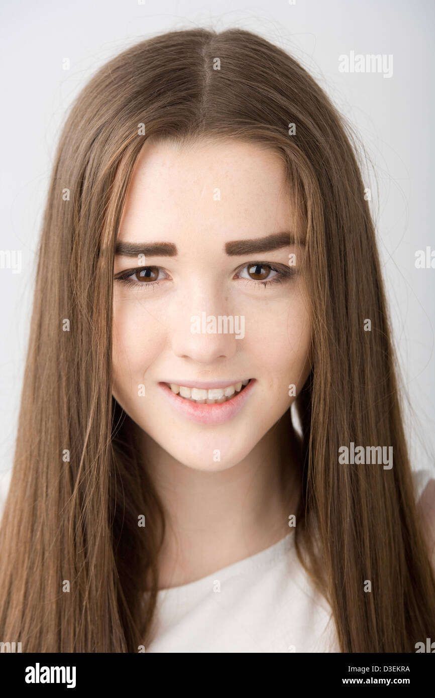 Ritratto di ragazza adolescente con capelli lunghi marrone. Foto Stock