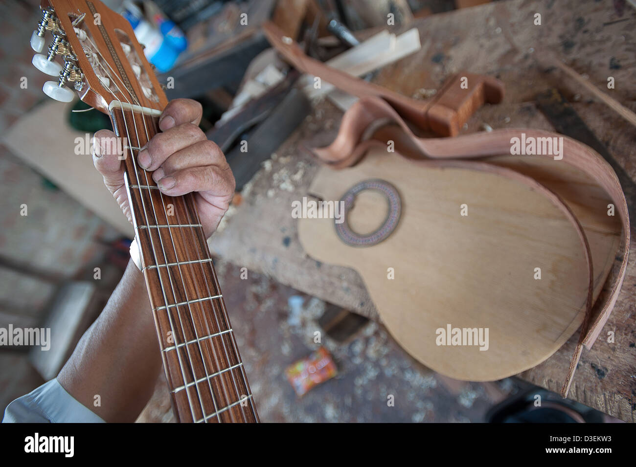 Il Perù, Ayacucho, artigianato. Honorato Ramos, liutaio specializzato in chitarra  classica nel suo liuteria Foto stock - Alamy