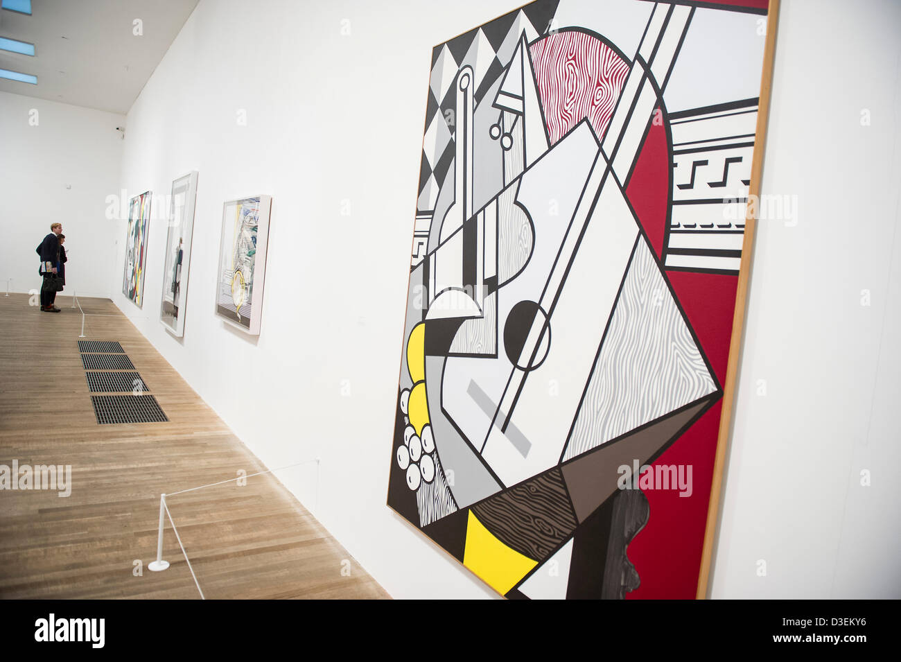 La Tate Modern di Londra, Regno Unito. Il 18 febbraio 2013. Roy Lichtenstein, una delle più famose figure in Pop Art, è esposta alla Tate Modern. Questa è la prima grande retrospettiva di Lichtenstein di lavoro in venti anni e riunisce oltre 100 l'artista più iconica dipinti. La mostra si svolgerà dal 21 febbraio al 27 maggio 2013 ed è sponsorizzato da Bank of America Merrill Lynch. Tate Modern. Credito: comprare campana/Alamy Live News Foto Stock