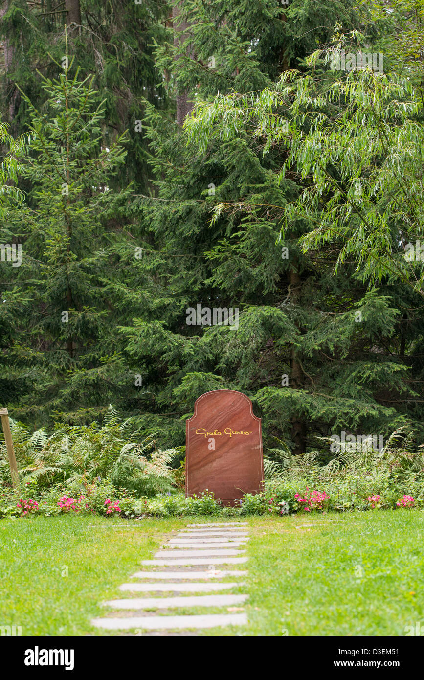 Tomba di pietra del famoso film di star Greta Garbo alla foresta skogskyrkogarden cimitero di Stoccolma, Svezia Foto Stock