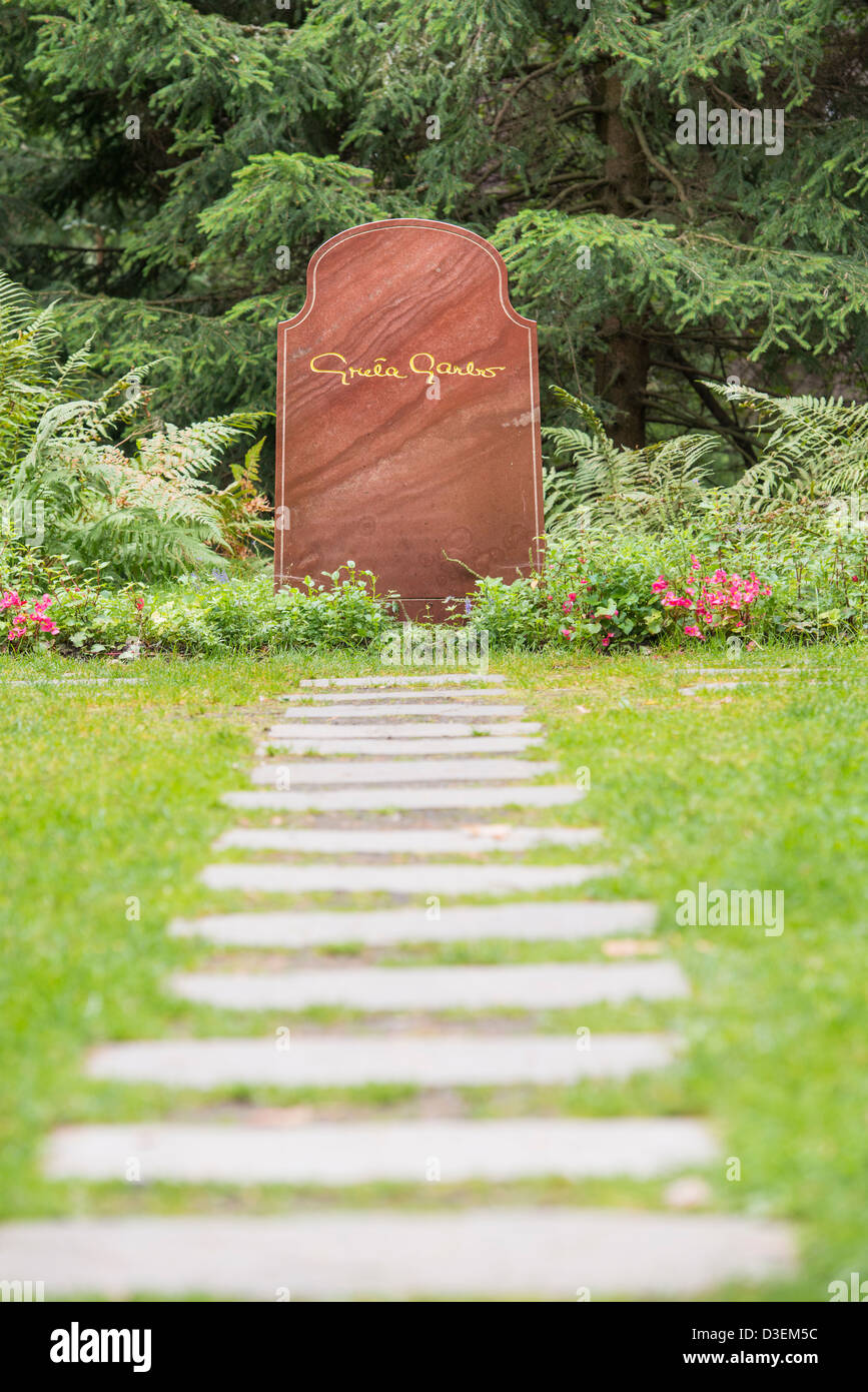 Tomba di pietra del famoso film di star Greta Garbo alla foresta skogskyrkogarden cimitero di Stoccolma, Svezia Foto Stock