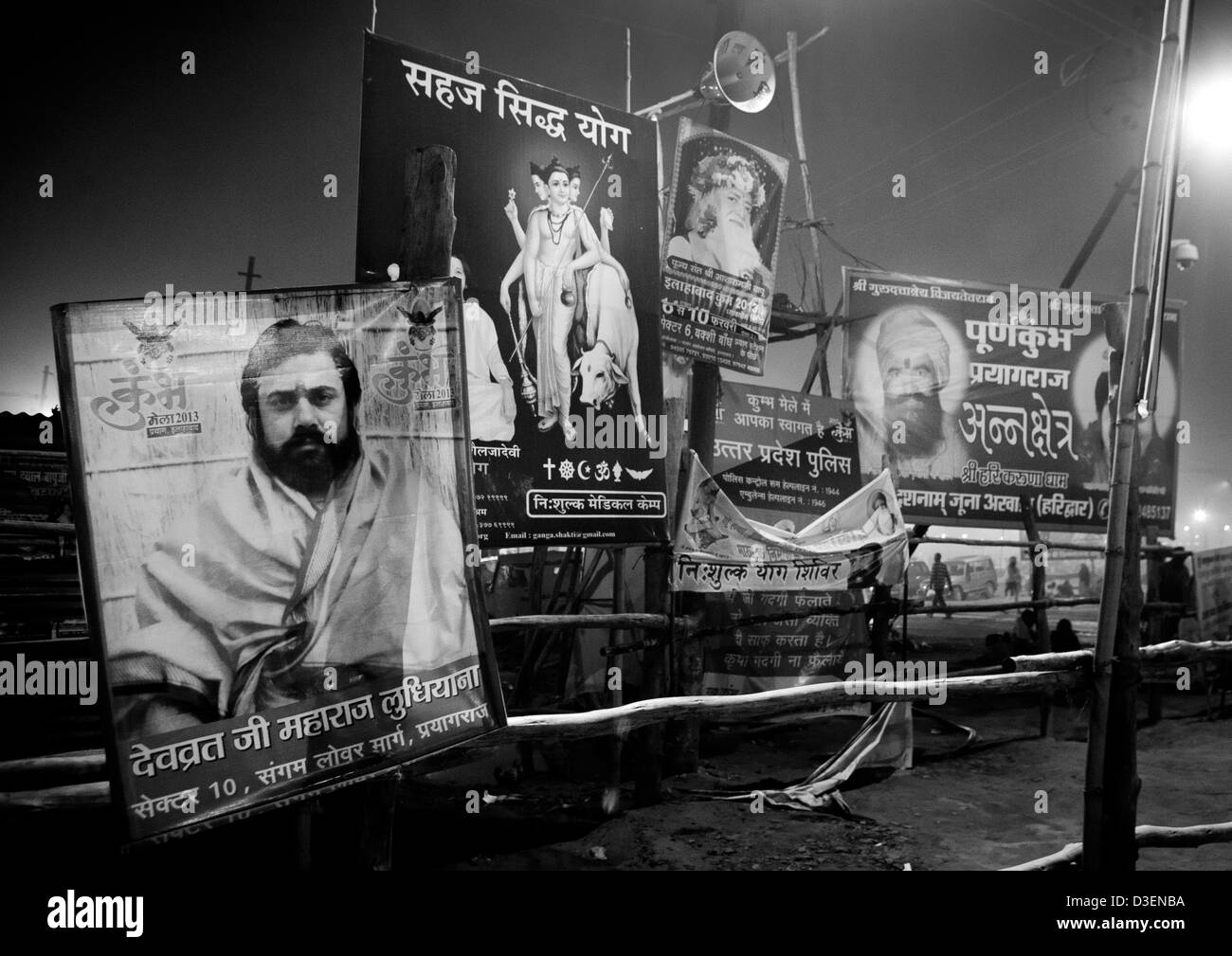 Pubblicità per ashrams, Maha Kumbh Mela, Allahabad, India Foto Stock