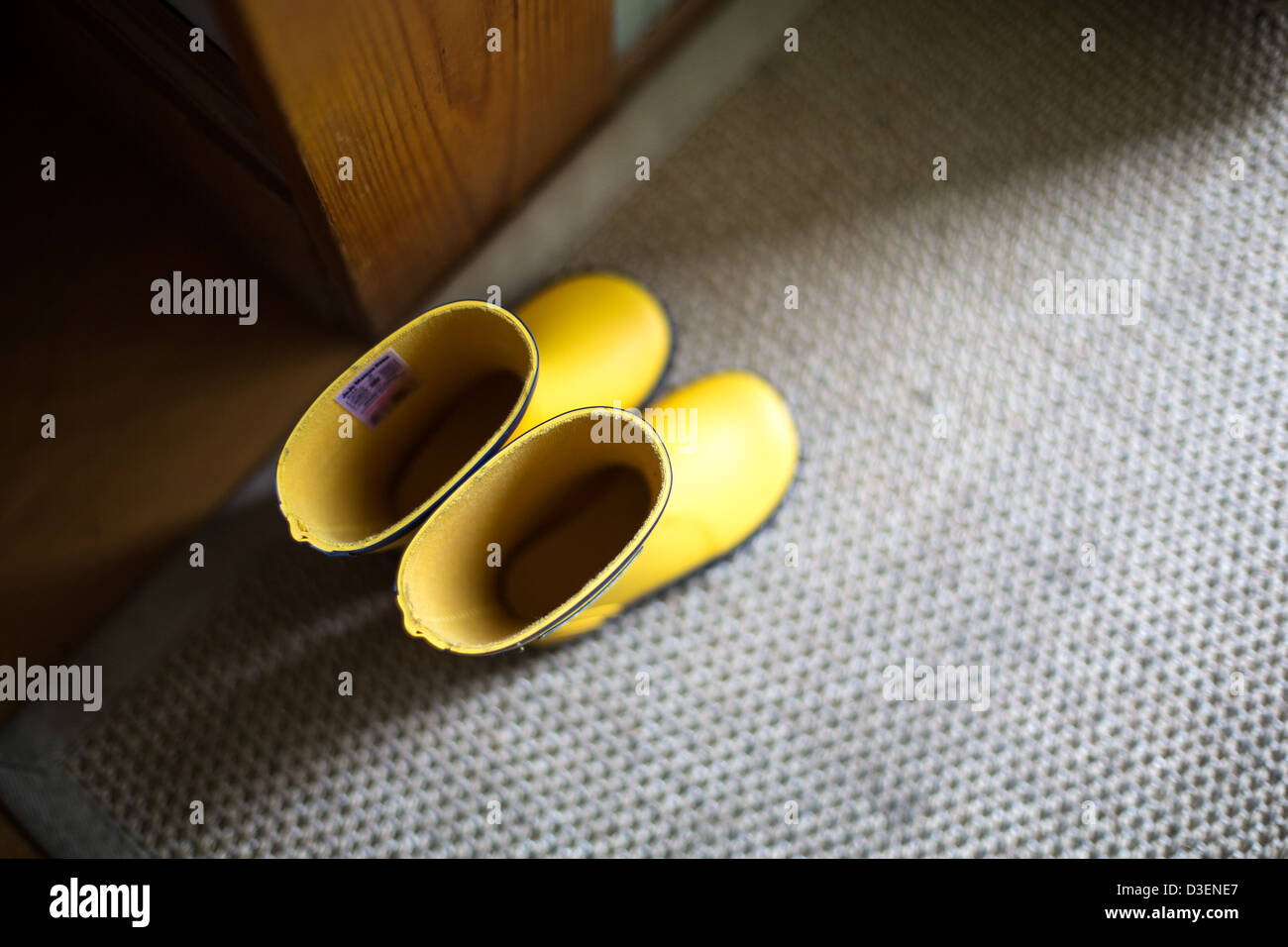 Il bambino è giallo Welly stivali Foto Stock