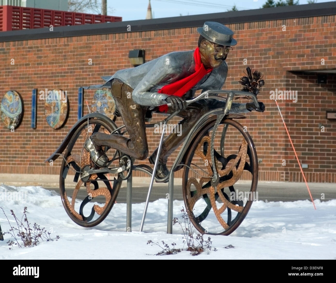 'In ritardo per una data' ciclista scultura di metallo al Museo Rahr-West di Manitowoc nel Wisconsin Foto Stock