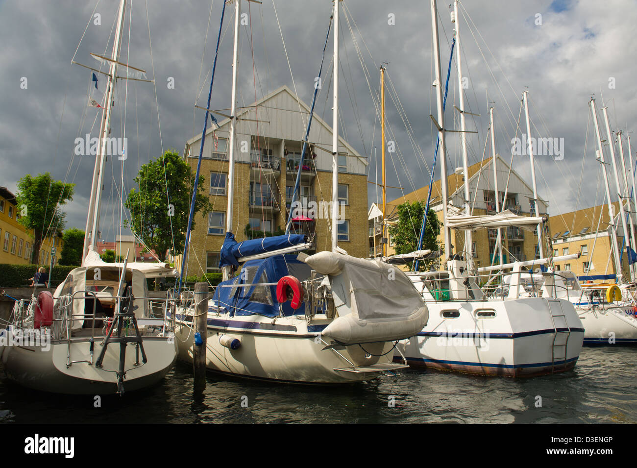 Città del litorale di Copenaghen con le barche ormeggiate Foto Stock Città del litorale di Copenaghen con le barche ormeggiate Foto Stock