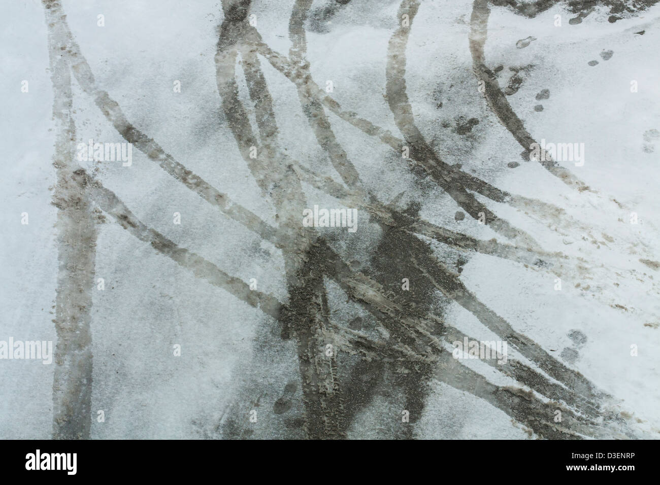 Abstract fatta di marchi di pneumatici su una miscela di neve e fango. Foto Stock