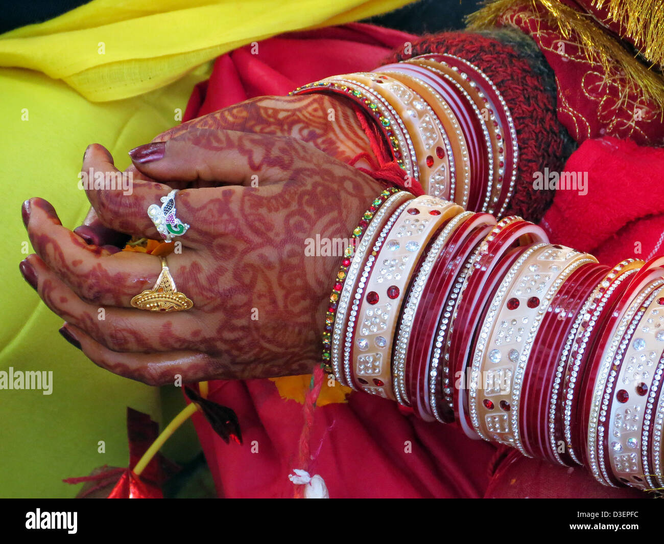 La cultura indiana, Wedding, sposa, etnia indiana, mano umana, bracciale, Sari,cultura tradizionale, bellezza, moda, Cerimonia Foto Stock