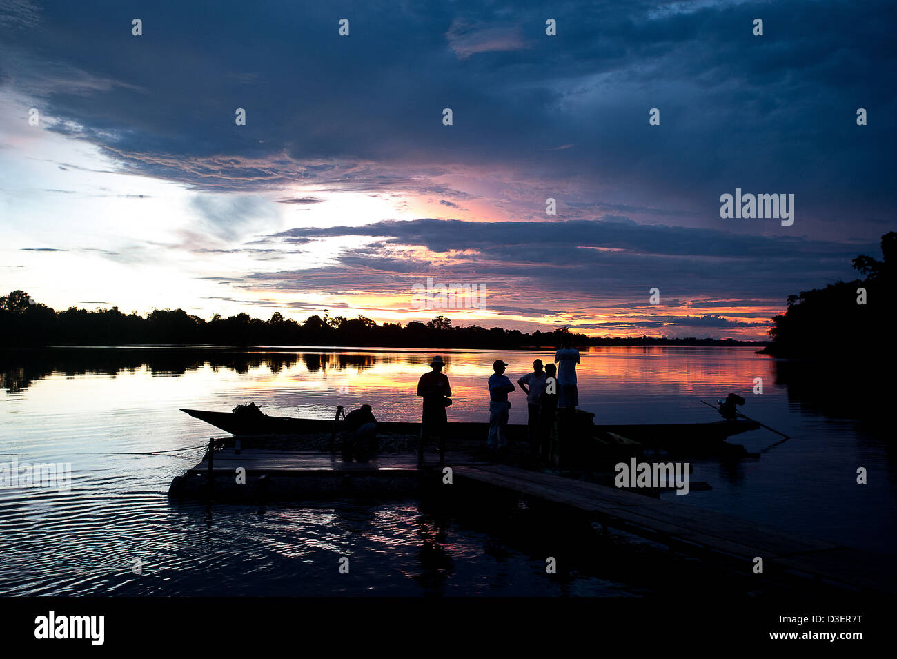 Il Perù, Loreto, Iquitos, lamantino progetto. Twilight su Cocha Dorado. Pacaya Samiria Riserva nazionale Foto Stock