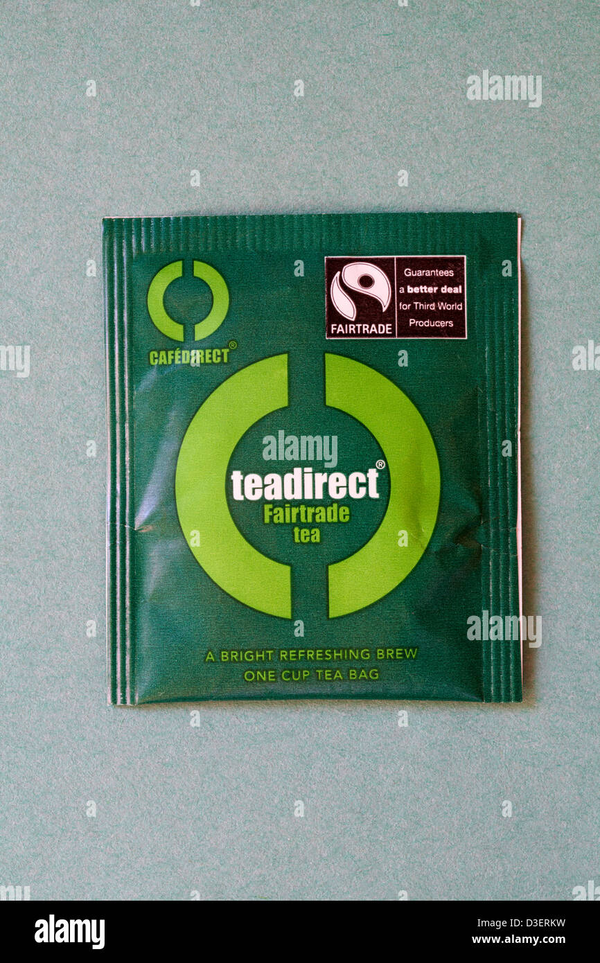 Cafédirect teadirect Fairtrade tea bag isolato su sfondo verde chiaro Foto Stock