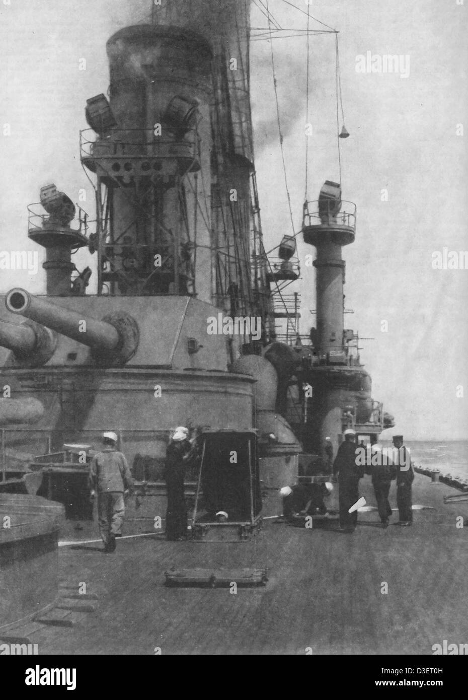 La nave da guerra USS Delaware spelatura per azione in manovre di combattimento. Tutti i residui di materiale che viene rimosso e i portelli di chiusura. 1917 Foto Stock