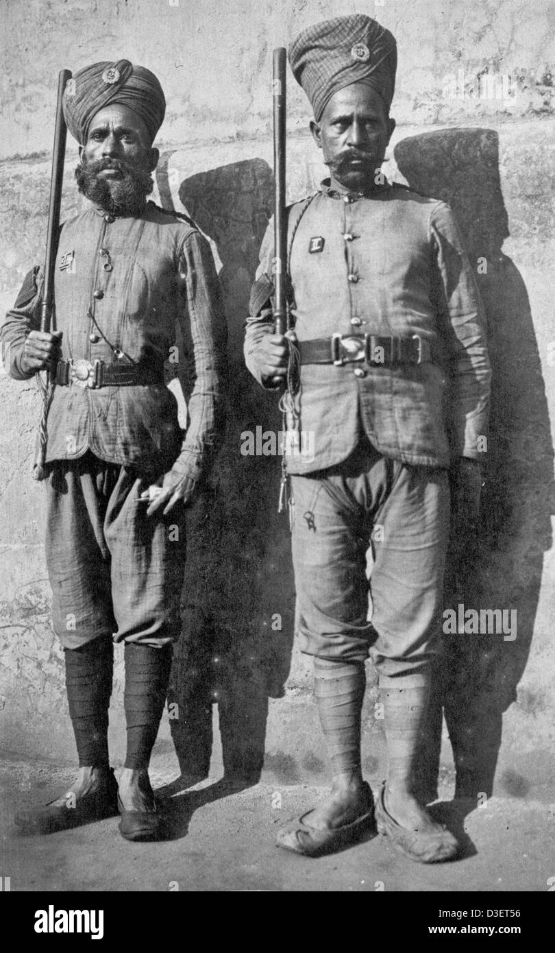 Due uniformata e armate guardie carcerarie a Rangoon, Birmania, circa 1920 Foto Stock